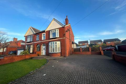 5 bedroom semi-detached house to rent, Ripponden Road, Oldham