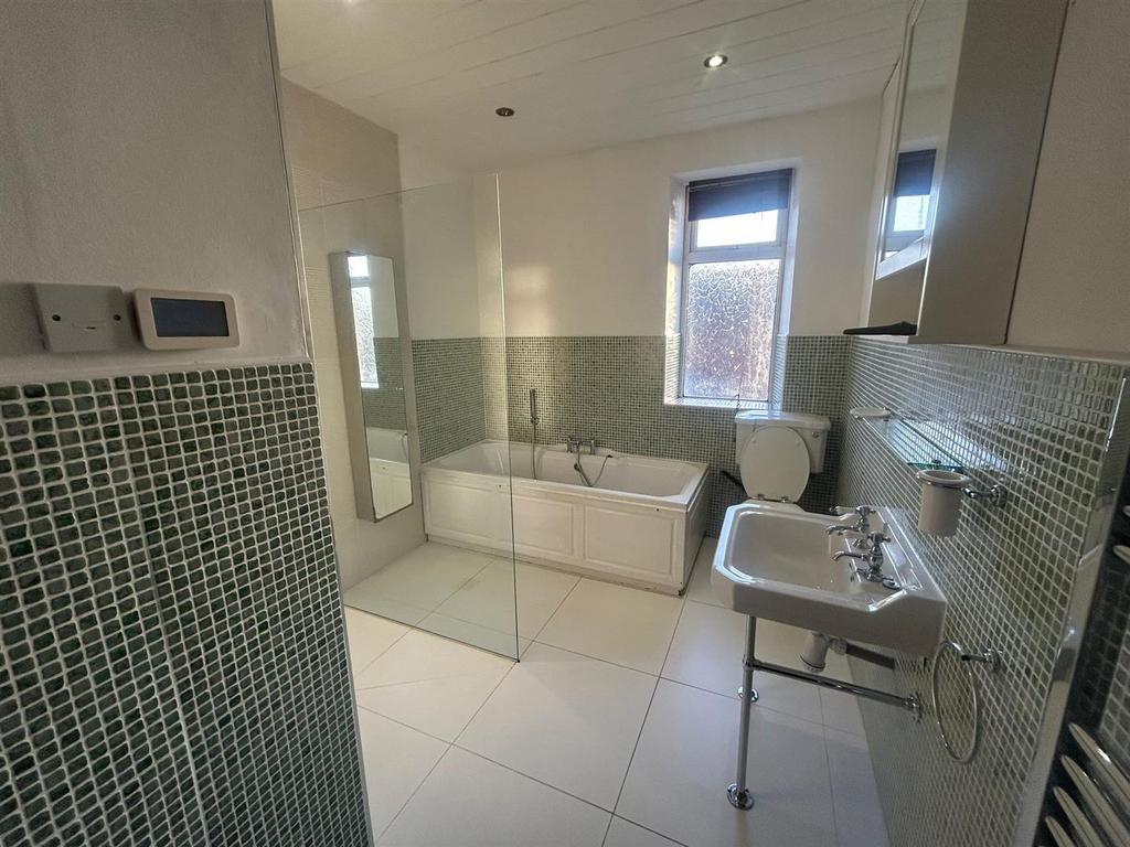 Main bathroom.jpg