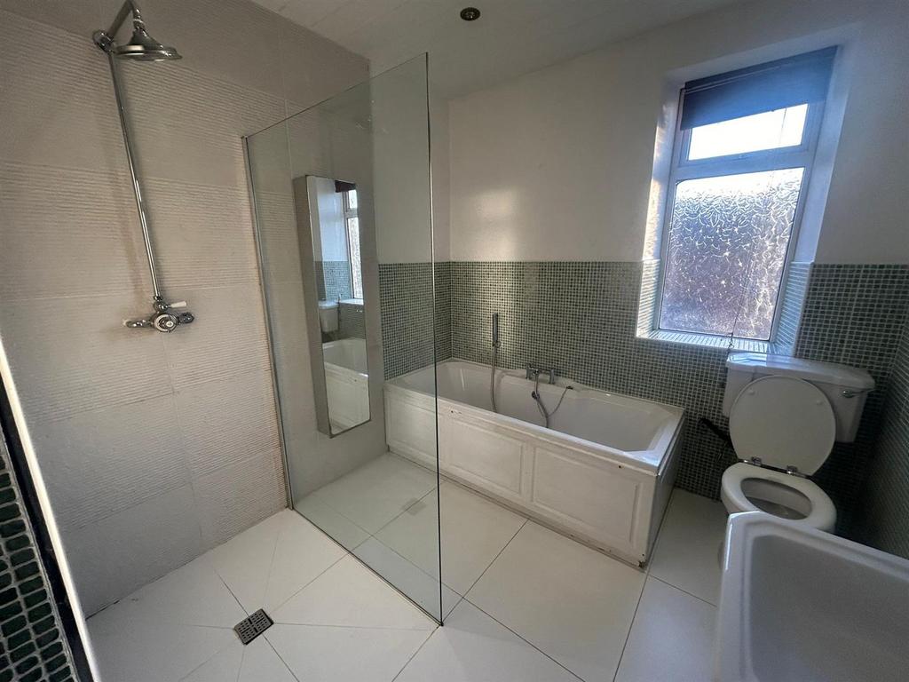 Family bathroom.jpg