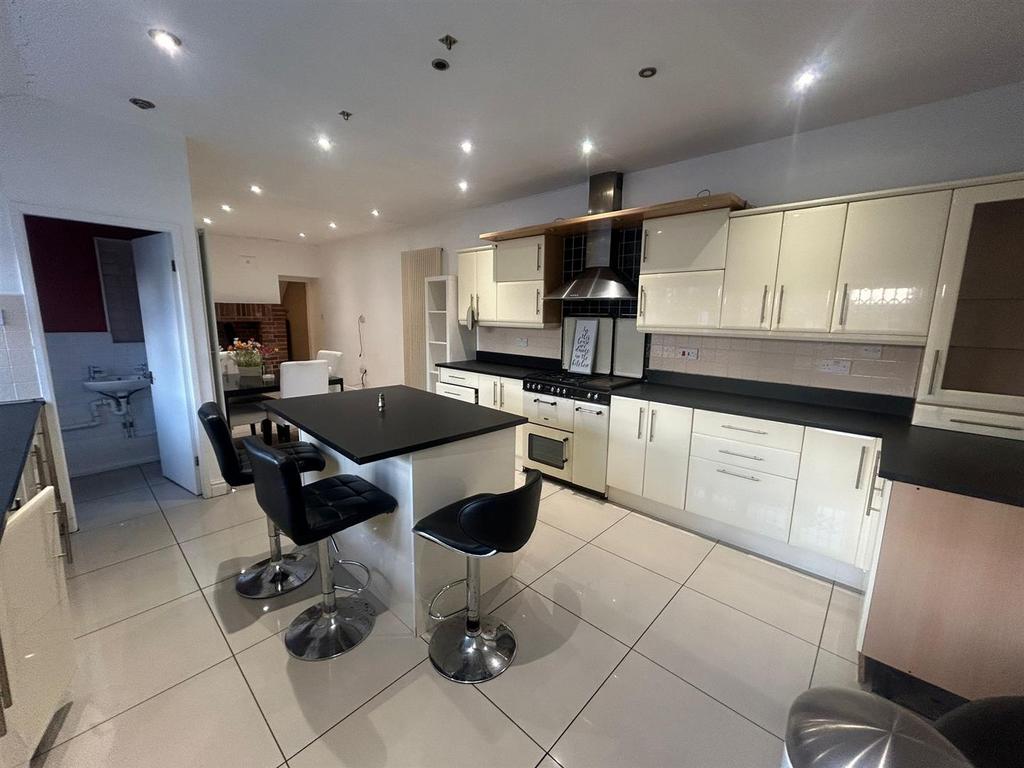 Kitchen 1.jpg