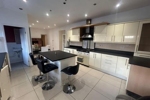 5 bedroom semi-detached house to rent, Ripponden Road, Oldham