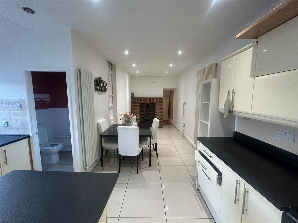 Kitchen 2.jpg