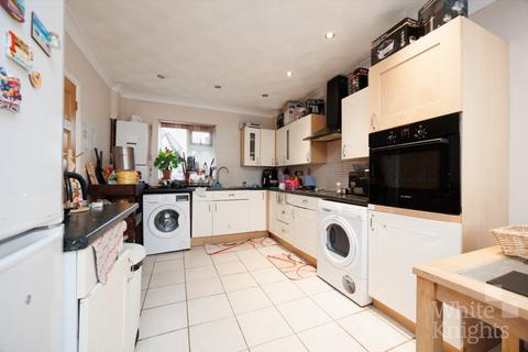 22 Hazel Crescent, Reading, RG2 7ND