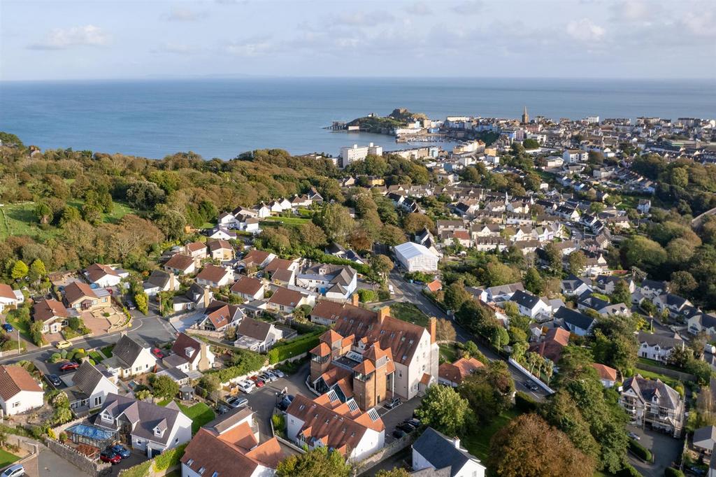 16 Bryn Y Mor, Tenby