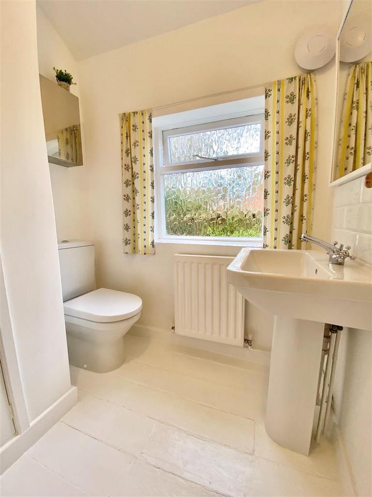 Bathroom 1.jpg
