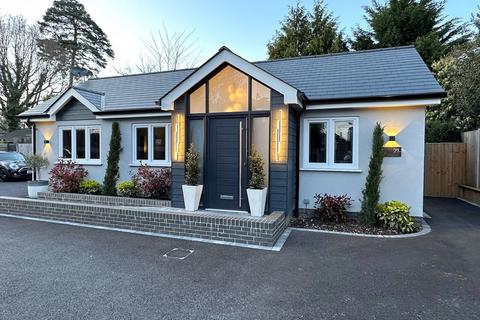 2 bedroom detached bungalow to rent, Englefield Green, TW20