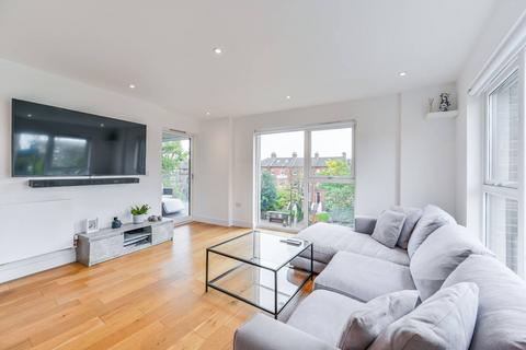 3 bedroom flat for sale, Bradley Road, Clapham Park, LONDON, SW4