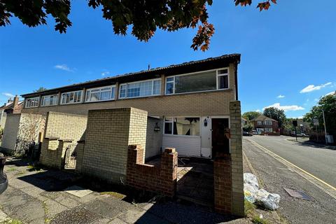 3 bedroom end of terrace house to rent, Barchester Close, Uxbridge