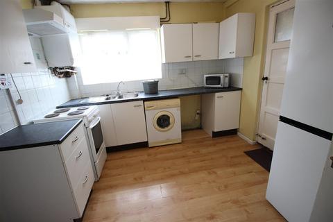 4 bedroom semi-detached house to rent, New Peachey Lane, Uxbridge,