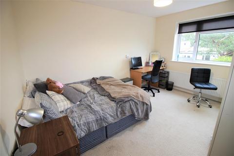 4 bedroom semi-detached house to rent, Newlyn Close, Hillingdon,