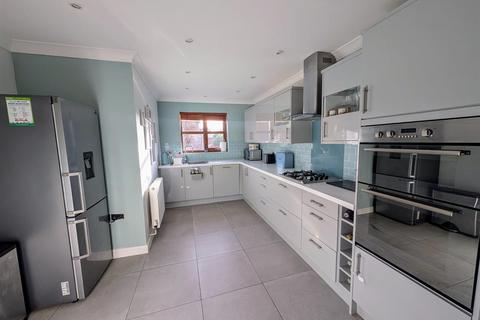 3 bedroom detached house for sale, Vicarage Gardens, Balderton