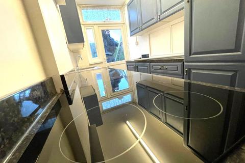 3 bedroom terraced house to rent, Downham Way, Bromley, Kent, BR1