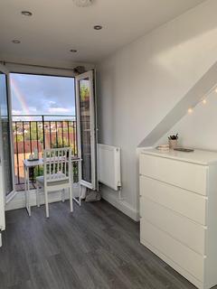 2 bedroom flat to rent, Balfour Road, London