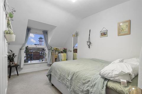 2 bedroom flat for sale, Blenheim Gardens, London NW2