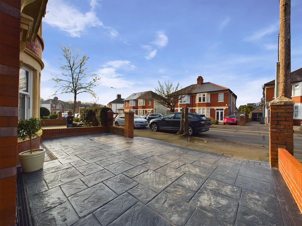Driveway &amp; Front Entrance