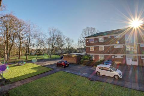 3 bedroom flat for sale, Foxhill Court, Leeds, LS16