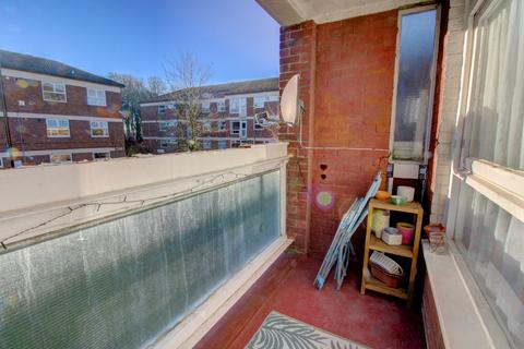 3 bedroom flat for sale, Foxhill Court, Leeds, LS16