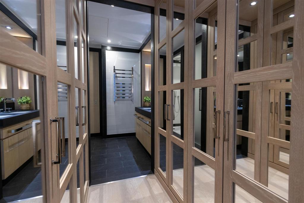 Walk-in wardrobe (1 of 1).jpg