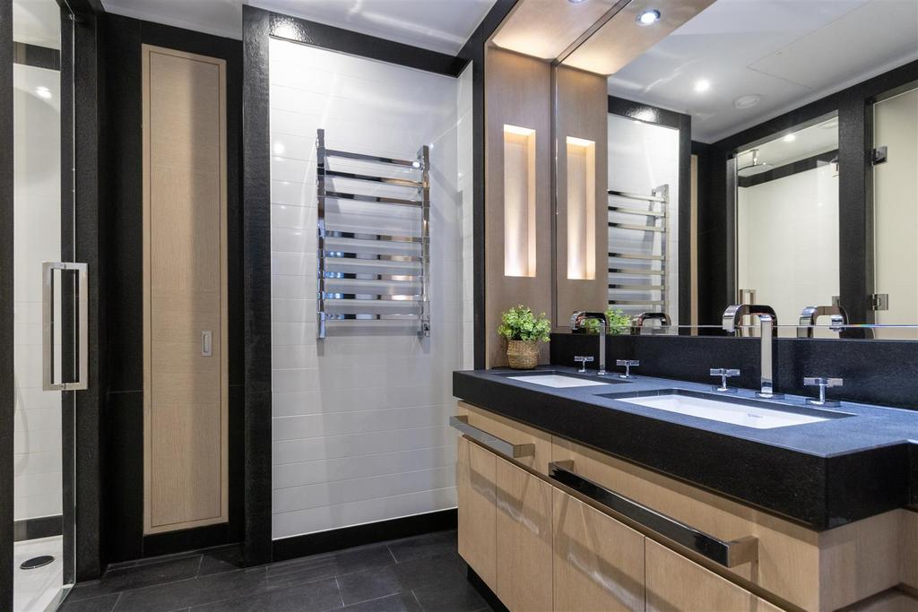 En-suite (1 of 1).jpg