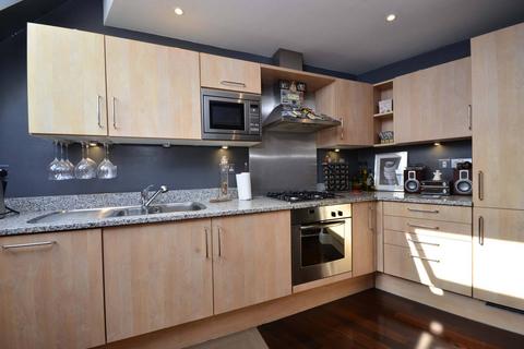 2 bedroom flat to rent, Kidderpore Avenue, Hampstead, London, NW3