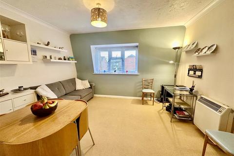 1 bedroom flat for sale, The Chantrys, Farnham