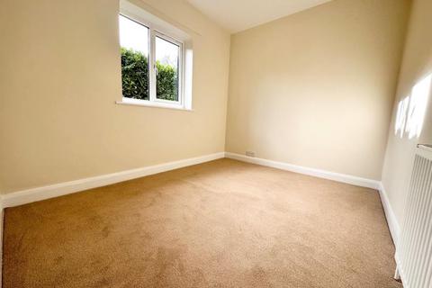 3 bedroom bungalow to rent, Rydes Hill Road, Guildford GU2