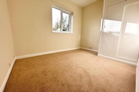 3 bedroom bungalow to rent, Rydes Hill Road, Guildford GU2