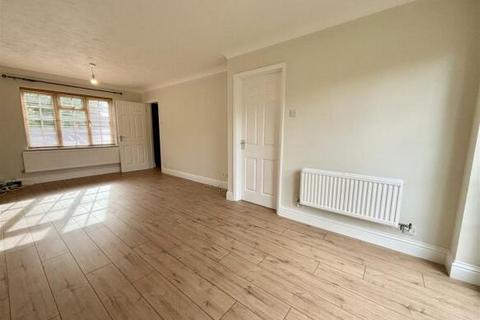 3 bedroom end of terrace house to rent, Lichfield Close, Chelmsford