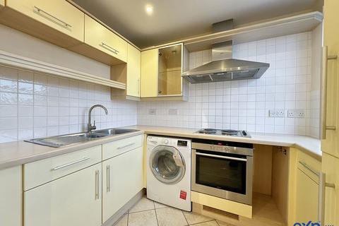 2 bedroom apartment to rent, Hemnall Street, Epping CM16