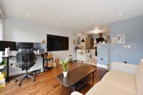 1 bedroom flat to rent, Turner House, London E14