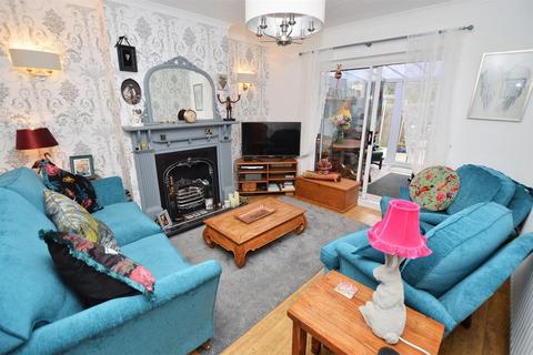 3 bedroom semi-detached house to rent, Windsor Avenue, Glen Parva, Leicester, LE2 9TQ