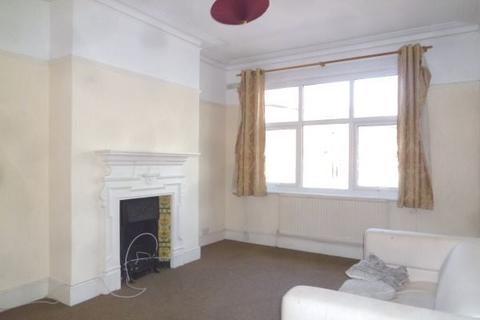 2 bedroom flat to rent, Lyndhurst Road, Thornton Heath, CR7