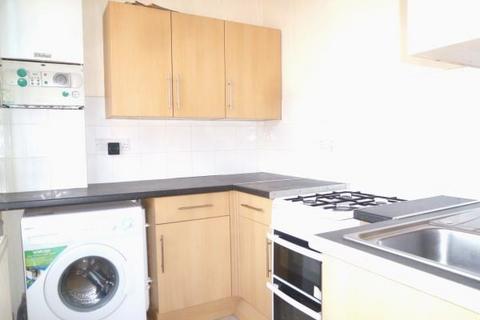 2 bedroom flat to rent, Lyndhurst Road, Thornton Heath, CR7