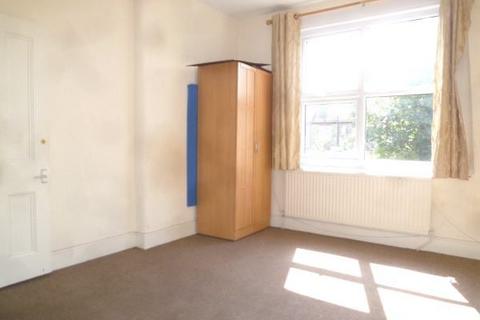 2 bedroom flat to rent, Lyndhurst Road, Thornton Heath, CR7