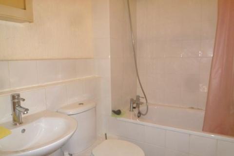 2 bedroom flat to rent, Lyndhurst Road, Thornton Heath, CR7