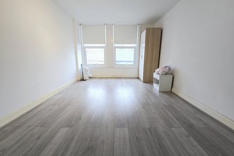 2 bedroom flat to rent, Turnpike Lane,