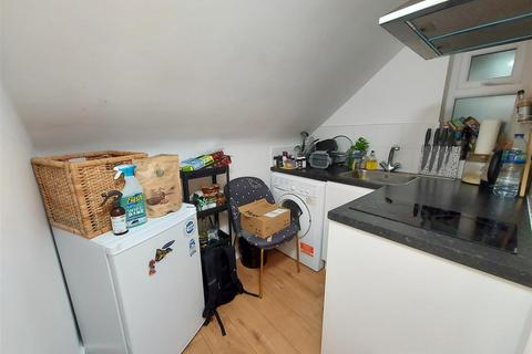 Studio to rent, Kenton Road, Harrow,