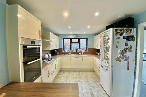 43 Linceslade Grove, Loughton, Milton Keynes, MK5 8DJ