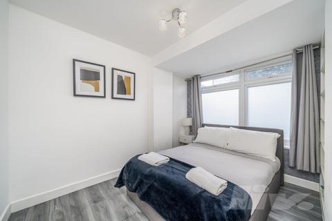 3 bedroom apartment to rent, Kersfield Road, London SW15