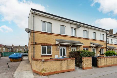 3 bedroom semi-detached house to rent, Morland Road, Croydon, CR0