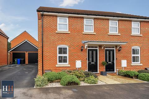 3 bedroom detached house for sale, Titchener Way, Hook RG27