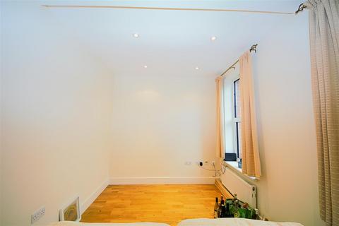 2 bedroom flat to rent, High Road, East Finchley, N2