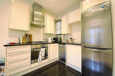 2 bedroom flat to rent, High Road, East Finchley, N2