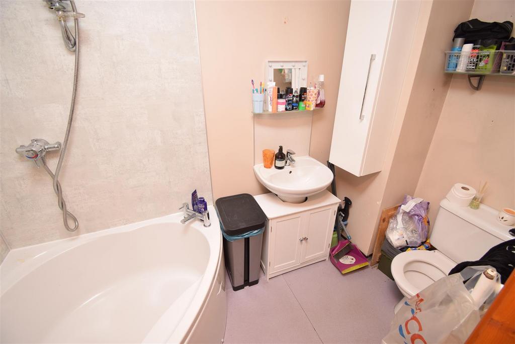 Annex en suite bathroom (2).jpg