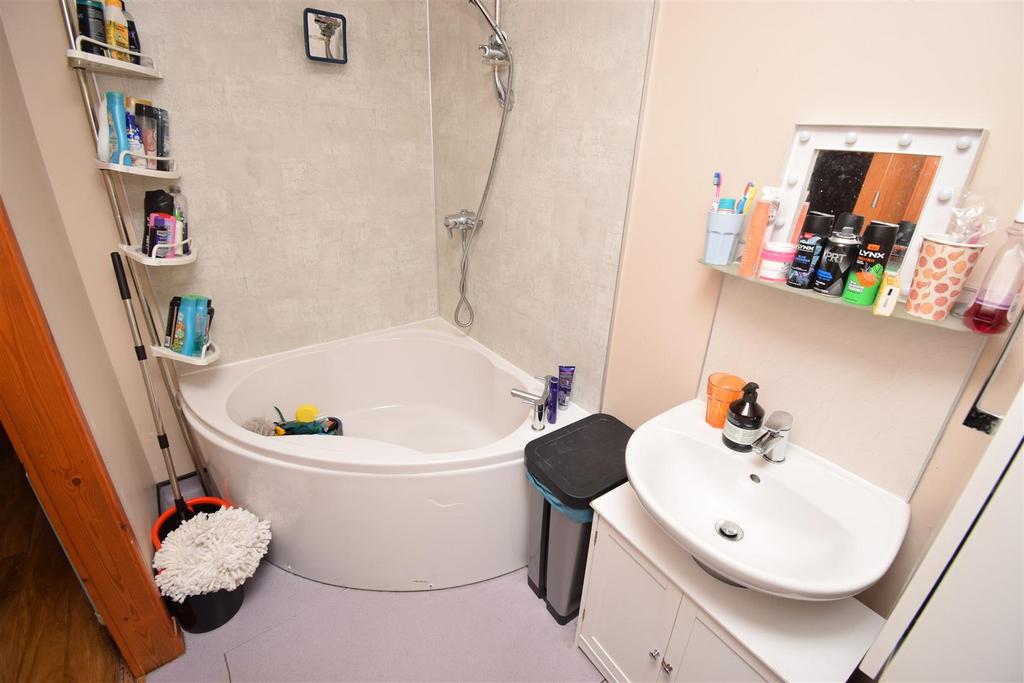 Annex en suite bathroom.jpg