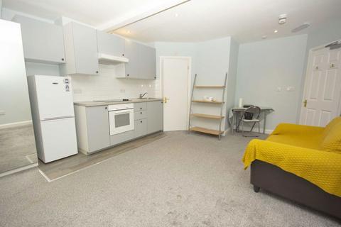 Studio to rent, Woodland Way, London NW7