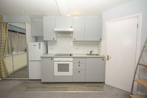 Studio to rent, Woodland Way, London NW7