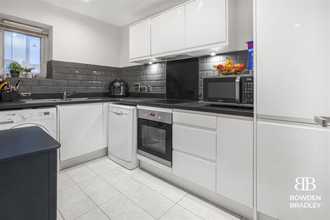 2 bedroom maisonette for sale, Hickman Avenue, Highams Park