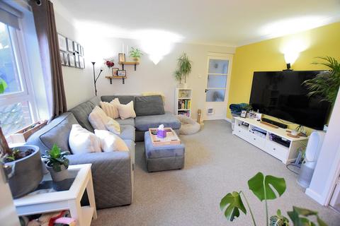 2 bedroom maisonette for sale, Eastlands, New Milton, Hampshire. BH25 5PJ