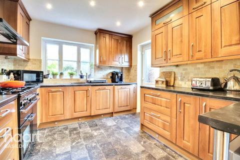 14 Britten Close, Langdon Hills, Basildon, SS16 6TB